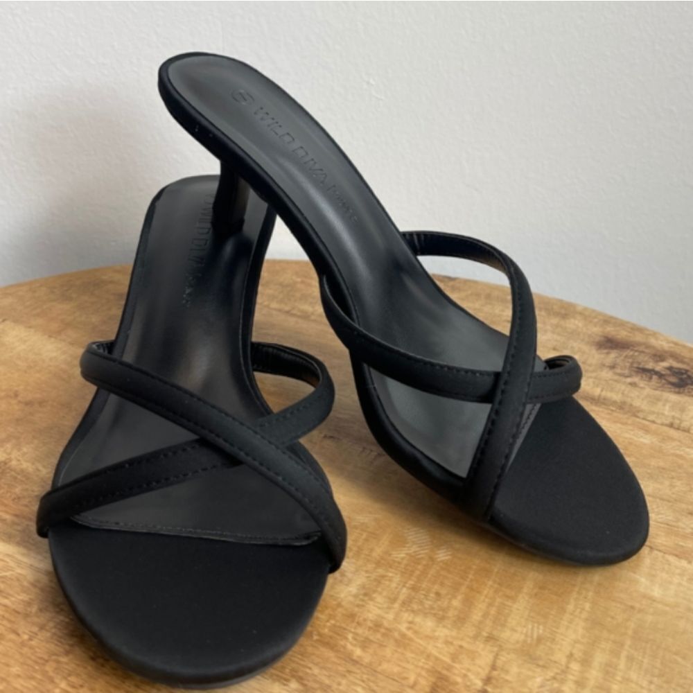 BRAND NEW WILD DIVA LOUNGS CRISS-CROS STRAP SLIP-ON WOMEN"S SANDAL
